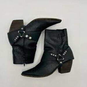 Understated Leather Matisse snakeskin booties. Size 10